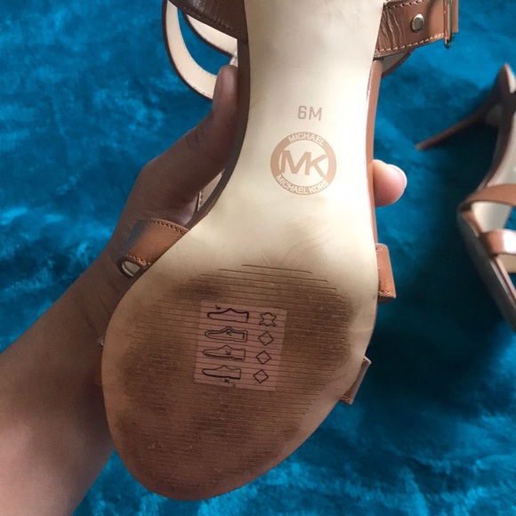 Heels - Picture 4 of 4